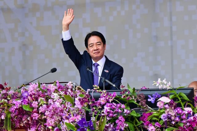 El presidente de Taiwán, Lai Ching-te, pronuncia un discurso durante las celebraciones del Día Nacional frente a la Oficina Presidencial en Taipéi el 10 de octubre de 2024. (Sung Pi-lung/The Epoch Times).