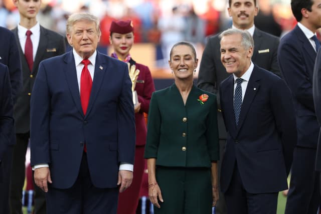 El presidente de EE. UU., Donald Trump; la presidenta de México, Claudia Sheinbaum; y el primer ministro de Canadá, Mark Carney, reaccionan durante la ceremonia de presentación de la final del Mundial de fútbol de 2026 entre España y Argentina en el Estadio de Nueva York/Nueva Jersey, en East Rutherford, el 19 de julio de 2026. (Odd ANDERSEN / AFP vía Getty Images)