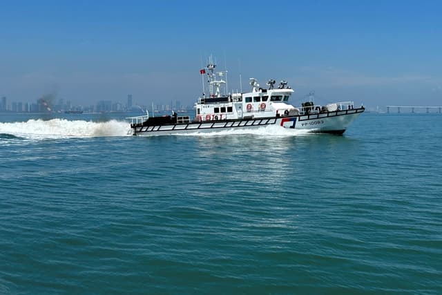 Un barco de la Guardia Costera de Taiwán patrulla alrededor de las islas Kinmen de Taiwán, con la costa china visible al fondo, el 9 de julio de 2026. (Ben Blanchard/Reuters)