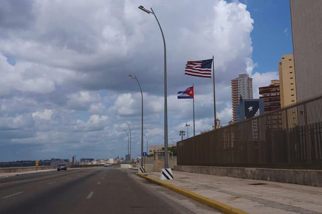 Las banderas de Cuba y Estados Unidos ondean frente a la embajada de Estados Unidos, situada en el Malecón de La Habana, el 18 de junio de 2026. (Pablo PORCIUNCULA / AFP vía Getty Images)