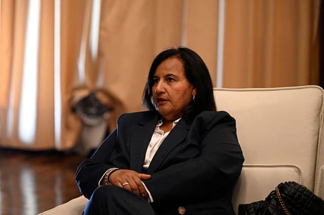 La exdiputada de la oposición Dinorah Figuera se reúne con el presidente de la Asamblea Nacional de Venezuela, Jorge Rodríguez (fuera de cuadro), en la Asamblea Nacional de Caracas ,el 18 de junio de 2026.(Federico PARRA / AFP vía Getty Images)