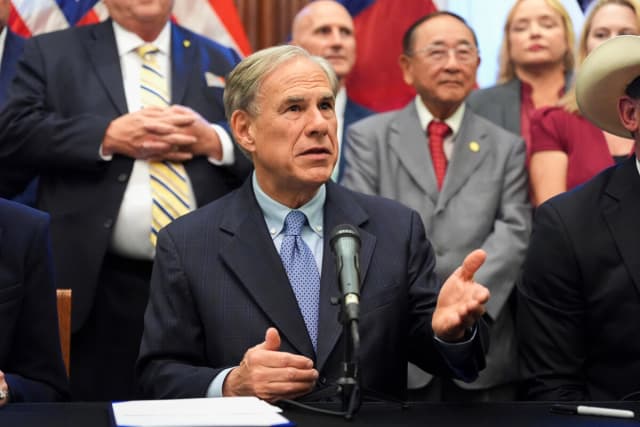 El gobernador de Texas, Greg Abbott, habla con los medios de comunicación en el Capitolio de Texas en Austin, Texas, el 22 de agosto de 2025. (Foto de Eric Gay/AP).