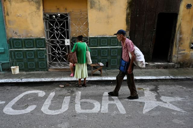 Un hombre camina por una calle de La Habana, el 22 de octubre de 2024. (YAMIL LAGE/AFP vía Getty Images)
