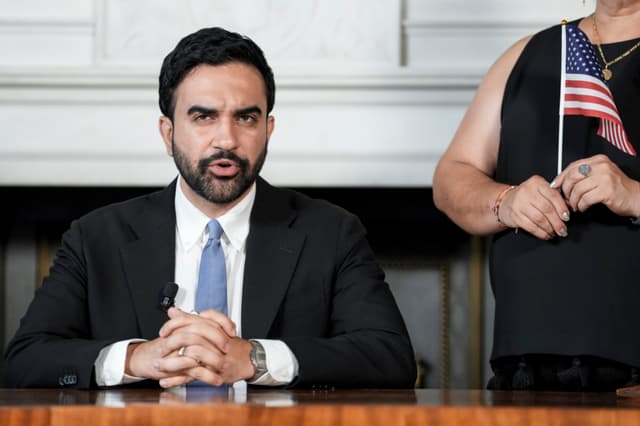 El alcalde de la ciudad de Nueva York, Zohran Mamdani, pronuncia un discurso para conmemorar el 250.º aniversario de los Estados Unidos de América en el Ayuntamiento el 3 de julio de 2026 en la ciudad de Nueva York. (Anna Connors - Pool/Getty Images)