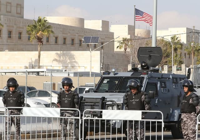 Las fuerzas de seguridad jordanas montan guardia durante una manifestación celebrada el 13 de diciembre de 2017. (KHALIL MAZRAAWI/AFP vía Getty Images)
/ AFP PHOTO / Khalil MAZRAAWI (Photo credit should read KHALIL MAZRAAWI/AFP via Getty Images)