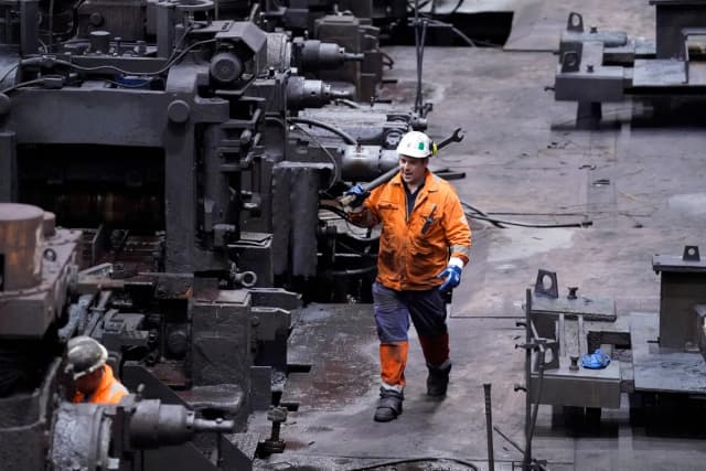 Trabajadores en la laminadora de sección en caliente de raíles y perfiles en la planta de British Steel en Scunthorpe, Lincolnshire, Inglaterra, el 17 de abril de 2025. (Danny Lawson/PA Wire).