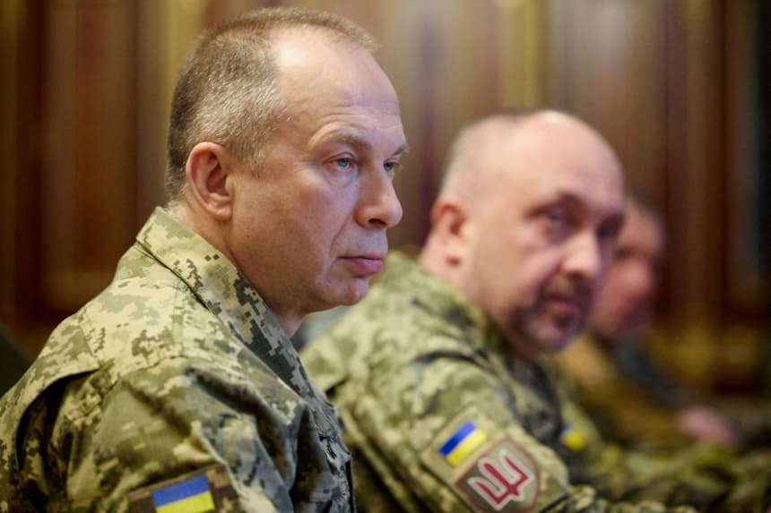 El comandante en jefe de las Fuerzas Armadas de Ucrania, el general Oleksandr Syrskyi, asiste a una reunión con el presidente de Ucrania, Volodímir Zelenski, y los altos mandos militares recién nombrados en Kiev, Ucrania, el 10 de febrero de 2024. (Servicio de Prensa Presidencial de Ucrania/Imagen cedida vía Reuters)