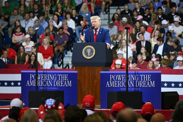 El presidente Donald Trump habla en la escuela secundaria Wheeler en Marietta, Georgia, el 22 de julio de 2026. (Saul Loeb/AFP vía Getty Images)