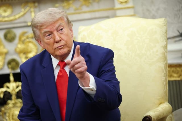 El presidente de EE. UU., Donald Trump, responde a las preguntas de los medios de comunicación durante una reunión bilateral con el presidente del Líbano, Joseph Aoun, en el Despacho Oval de la Casa Blanca el 21 de julio de 2026 en Washington, D. C. (Kevin Dietsch/Getty Images)