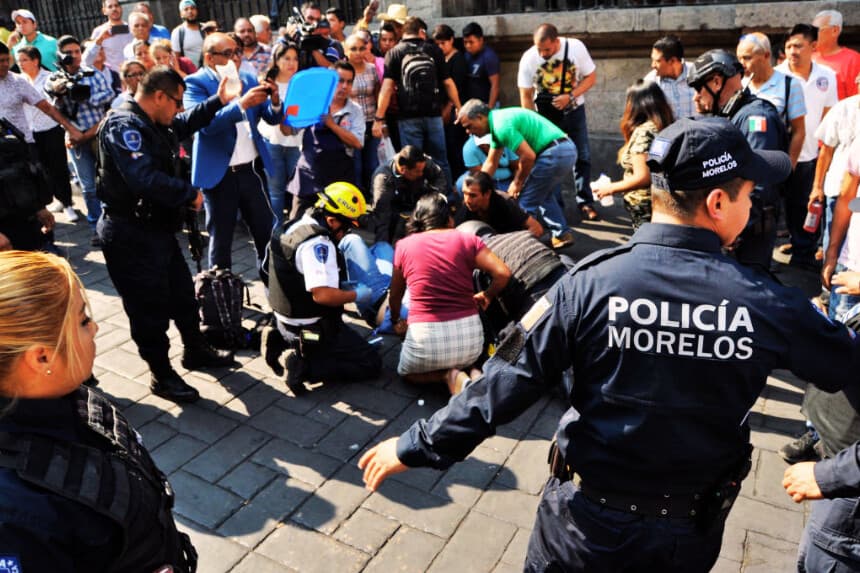 Un hombre herido recibe primeros auxilios después de que un hombre armado abriera fuego en la plaza central de Cuernavaca, en el estado de Morelos, México, el 8 de mayo de 2019. (STR/AFP vía Getty Images)