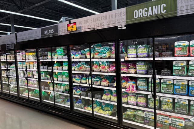 El pasillo de productos refrigerados en una tienda Meijer de Monroe, Michigan, en una foto de archivo. (Tom Gantert/The Epoch Times).