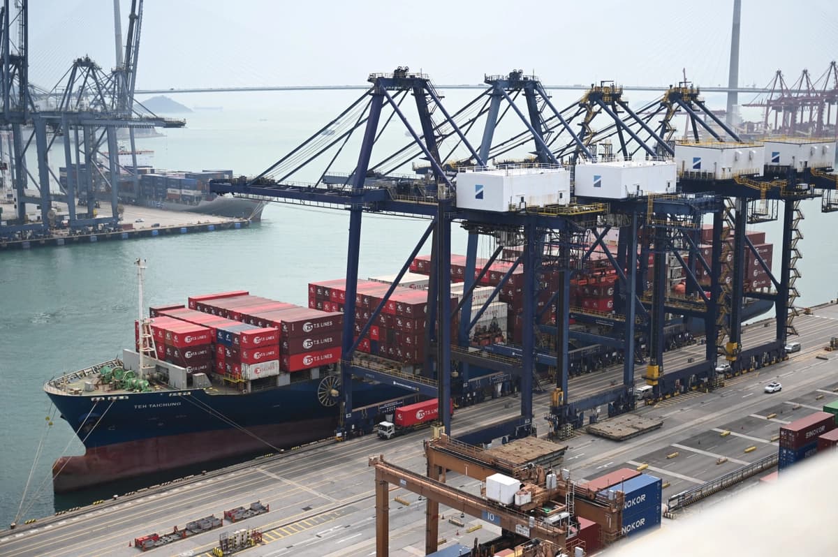 Un buque portacontenedores descarga su carga en la terminal de contenedores de Kwai Chung, en Hong Kong, el 10 de abril de 2025. (Peter Parks/AFP vía Getty Images)