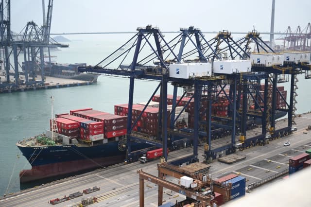 Un buque portacontenedores descarga su carga en la terminal de contenedores de Kwai Chung, en Hong Kong, el 10 de abril de 2025. (Peter Parks/AFP vía Getty Images)