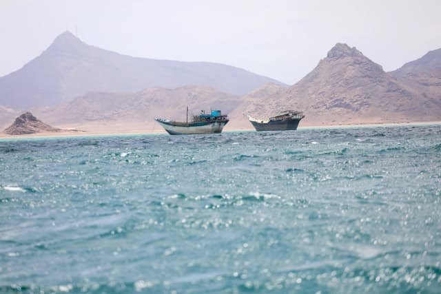 Embarcaciones navegan cerca de la costa de Bab el-Mandeb, Yemen, el 2 de abril de 2026. (Reuters)
