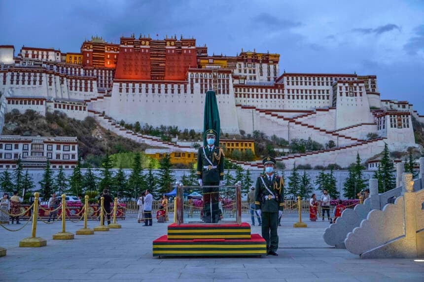 Guardia militar ceremonial china de pie frente al Palacio de Potala en Lhasa, Tíbet, el 1 de junio de 2021. (Kevin Frayer/Getty Images).