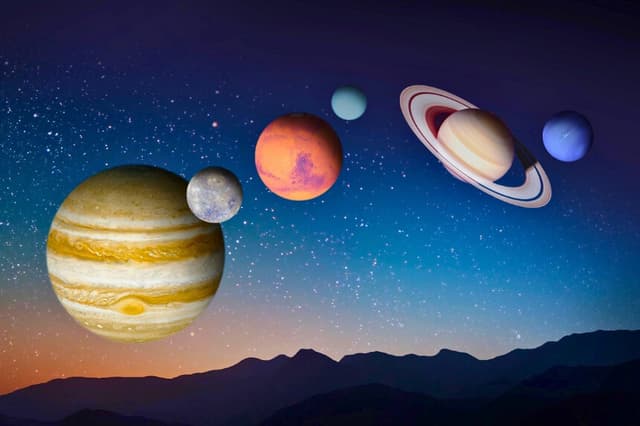 Caracterización de la alineación de seis planetas que ocurrirá el 12 de agosto de 2026. (The Epoch Times/ Shutterstock/ Artsiom P/ vovan/ cometa geo/ Photobond/ Vladi333/ Photobond).