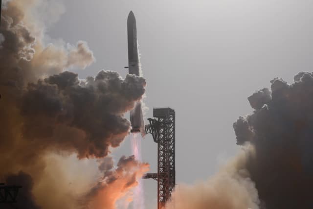El megacohete Starship de SpaceX despega para un vuelo de prueba desde Starbase, Texas, el 24 de julio de 2026. (Foto AP/Eric Gay).
