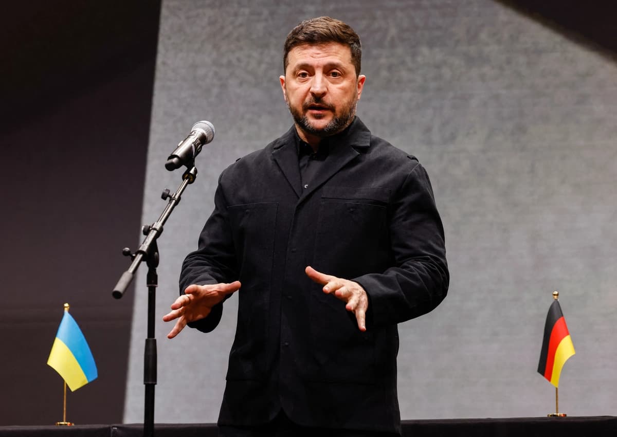El presidente ucraniano Volodymyr Zelenskyy habla durante su visita a la planta de producción de la empresa fabricante de drones Quantum Frontline Industries en Gilching, cerca de Múnich, Alemania, el 13 de febrero de 2026. (Alexandra Beier/AFP vía Getty Images).
