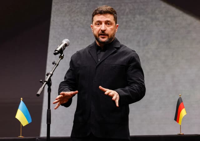 El presidente ucraniano Volodymyr Zelenskyy habla durante su visita a la planta de producción de la empresa fabricante de drones Quantum Frontline Industries en Gilching, cerca de Múnich, Alemania, el 13 de febrero de 2026. (Alexandra Beier/AFP vía Getty Images).