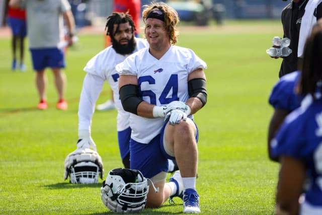 Jordan Devey, número 64 de los Buffalo Bills, realiza estiramientos antes del campamento de entrenamiento en el Adpro Sports Training Center de Orchard Park, Nueva York, el 28 de julio de 2021. (Timothy T Ludwig/Getty Images)