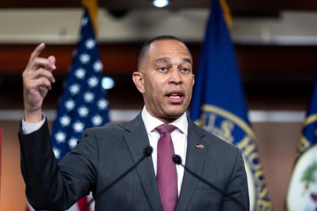 El líder de la minoría de la Cámara de Representantes, Hakeem Jeffries (D-N.Y.), habla con los periodistas en el Capitolio de EE. UU. el 16 de julio de 2026. (Foto AP/J. Scott Applewhite)