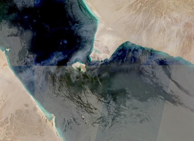 Una imagen satelital muestra el estrecho de Bab el Mandeb, una vía navegable clave para el transporte marítimo y la puerta de entrada al Mar Rojo, el 12 de julio de 2026. (NASA Worldview/Imagen cedida por Reuters)