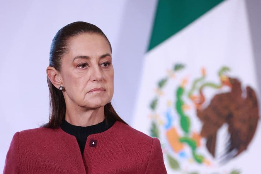 La presidenta de México, Claudia Sheinbaum, participa durante una rueda de prensa este lunes en el Palacio Nacional de la Ciudad de México, México. (EFE/Mario Guzmán)