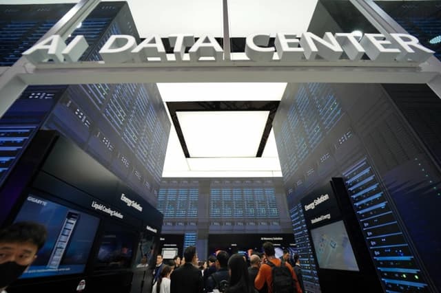El público observa un centro de datos de inteligencia artificial en el stand de SK Networks durante el MWC (Congreso Mundial de la Telefonía Móvil), la feria de telefonía móvil más grande del mundo, en Barcelona el 3 de marzo de 2025. (Manaure Quintero/AFP vía Getty Images)