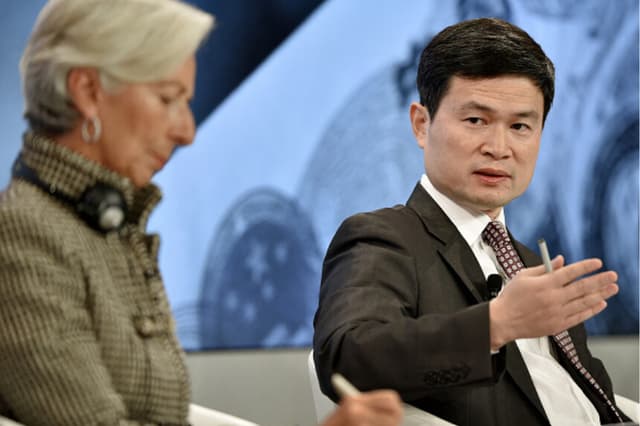 Fang Xinghai (derecha), del Grupo Central Líder de China para Asuntos Financieros y Económicos, junto a la directora gerente del Fondo Monetario Internacional (FMI), Christine Lagarde, durante una sesión del Foro Económico Mundial en Davos, el 21 de enero de 2016. Lagarde afirmó que la deficiente comunicación de los responsables económicos chinos generó incertidumbre y agravó los temores del mercado. (FABRICE COFFRINI / AFP vía Getty Images).