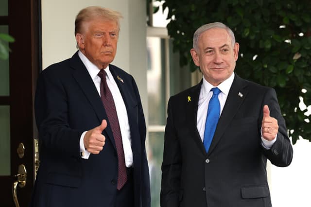 El presidente Donald Trump (izquierda) saluda al primer ministro israelí Benjamin Netanyahu a su llegada a la Casa Blanca, en Washington, el 29 de septiembre de 2025. Se espera que ambos discutan un plan respaldado por Estados Unidos para poner fin a la guerra en Gaza y lograr la liberación de los rehenes retenidos por Hamás. (Win McNamee/Getty Images).