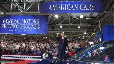 Trump visita el histórico circuito de pruebas de GM y reivindica la manufactura de EE. UU.