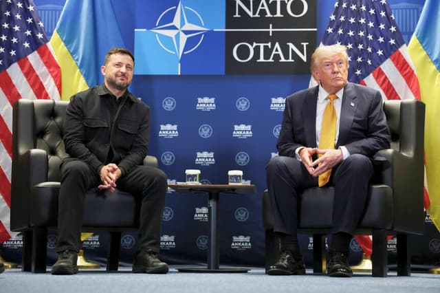 El presidente Donald Trump (a la derecha) se reúne con el presidente de Ucrania, Volodímir Zelenski (a la izquierda), para mantener conversaciones bilaterales en el Complejo Presidencial de Bestepe durante la Cumbre de la OTAN celebrada en Ankara, Turquía, el 8 de julio de 2026. (Win McNamee/Getty Images).