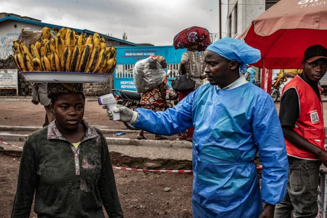 Un trabajador de la salud toma la temperatura a una mujer como parte de las medidas de detección del ébola el 24 de junio de 2026 en Goma, República Democrática del Congo.(Daniel Buuma/Getty Images)