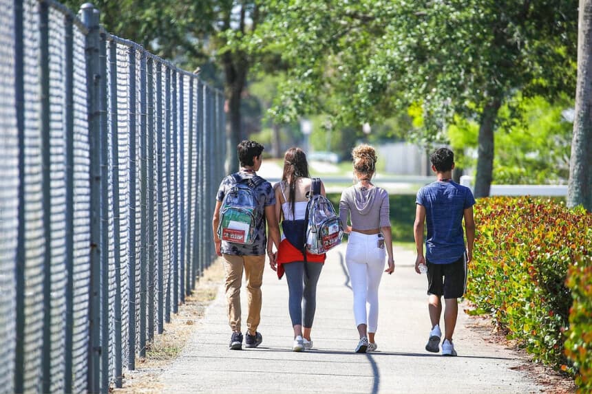 Departamento de Educación investiga a distritos escolares por ocultar la identidad transgénero de los alumnos
