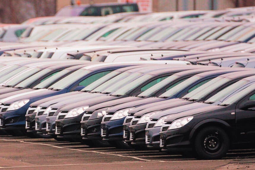 Trump presume que sus aranceles atraerán plantas automotrices de México y Canadá a EE. UU.
