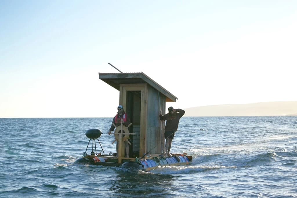 Se negó a pagar 2000 dólares, así que construyó un barco-baño para cruzar el mar