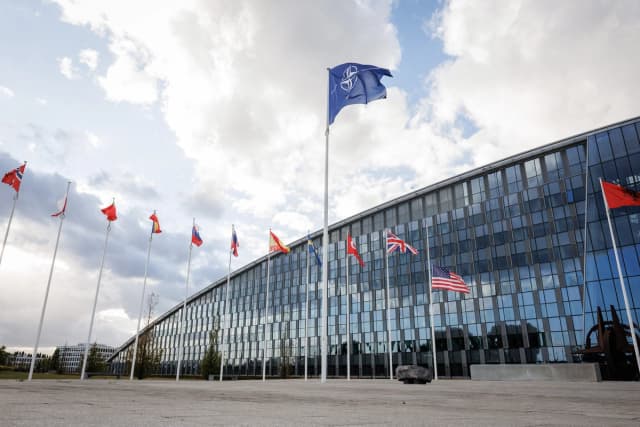 Las banderas de los países miembros de la OTAN ondean en la sede de la organización en Bruselas el 12 de septiembre de 2025. (Simon Wohlfahrt/AFP vía Getty Images)