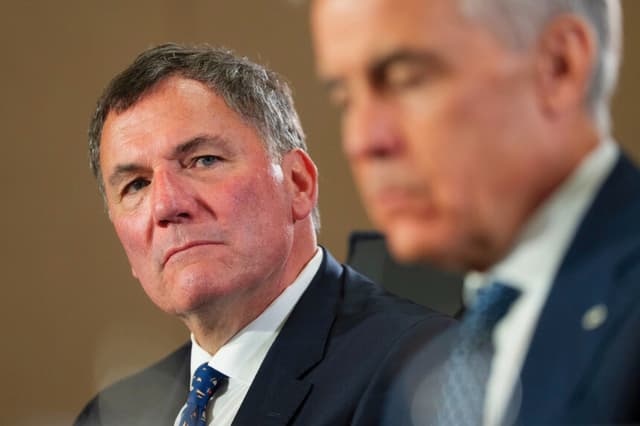 El ministro de Comercio entre Canadá y Estados Unidos, Dominic LeBlanc, a la izquierda, escucha mientras el primer ministro Mark Carney se reúne con los gobernadores de las provincias de Canadá en Charlottetown el 23 de julio de 2026. (The Canadian Press/Darren Calabrese).