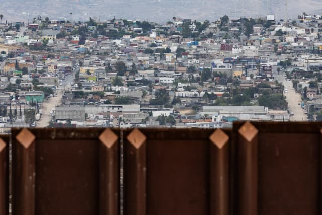 El muro fronterizo sur con vistas a Tijuana, México, visto desde las afueras de San Diego, el 27 de mayo de 2026. (John Fredricks/The Epoch Times).