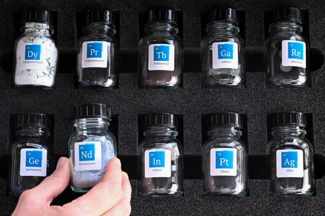 Frascos de vidrio que contienen tierras raras en el almacén de Tradium, una empresa especializada en el comercio de tierras raras, en Fráncfort del Meno, Alemania, el 4 de noviembre de 2025. (Kirill Kudryavtsev/AFP vía Getty Images)