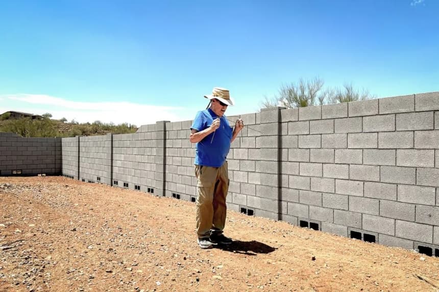 El zahorí de Arizona, Jack Coel, se concentra en su objetivo antes de realizar una búsqueda en la parcela de cinco acres de un cliente en Phoenix, el 13 de julio de 2026. (Allan Stein/The Epoch Times)