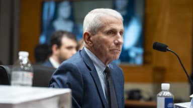 Qué saber sobre la decisión de Fauci de acogerse a la Quinta Enmienda en una audiencia del Senado