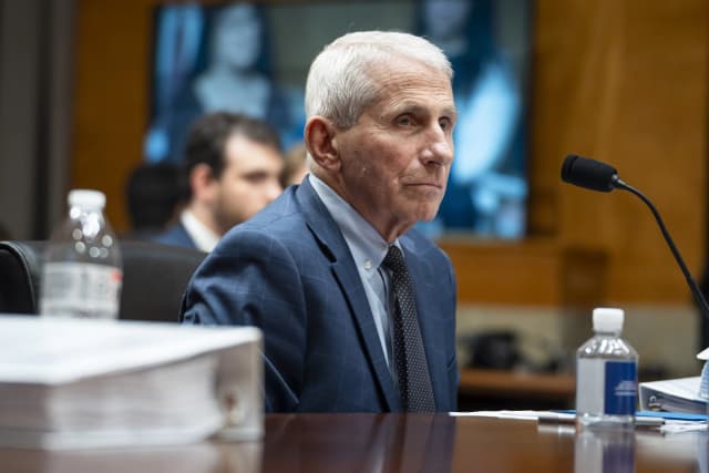 El Dr. Anthony Fauci, exdirector del Instituto Nacional de Alergias y Enfermedades Infecciosas de los Institutos Nacionales de Salud, testifica ante el Comité del Senado de Seguridad Nacional y Asuntos Gubernamentales en Washington el 29 de julio de 2026. (Madalina Kilroy/The Epoch Times)