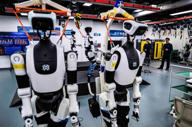 Los ingenieros realizan pruebas en robots humanoides en la planta de producción de X-Humanoid en el Centro de Innovación en Robótica Humanoide de Pekín en Pekín, China, el 20 de marzo de 2026. (Kevin Frayer/Getty Images).