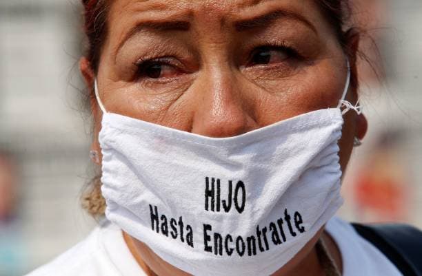 La madre de una persona desaparecida participa en una manifestación para exigir al Gobierno mexicano respuestas sobre el paradero de su ser querido, durante el Día de la Madre en la Glorieta de los Desaparecidos, en Guadalajara, Jalisco, México, el 9 de mayo de 2021. (Foto de Ulises Ruiz/AFP vía Getty Images)