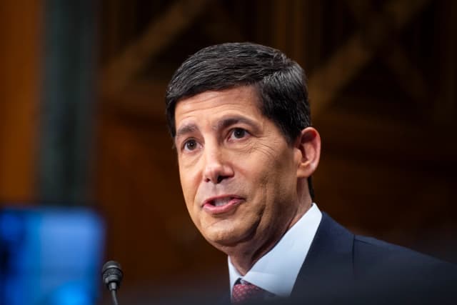 El presidente de la Reserva Federal, Kevin Warsh, testifica ante el Comité de Banca, Vivienda y Asuntos Urbanos en el Capitolio en Washington, el 15 de julio de 2026. (Madalina Kilroy/The Epoch Times).
