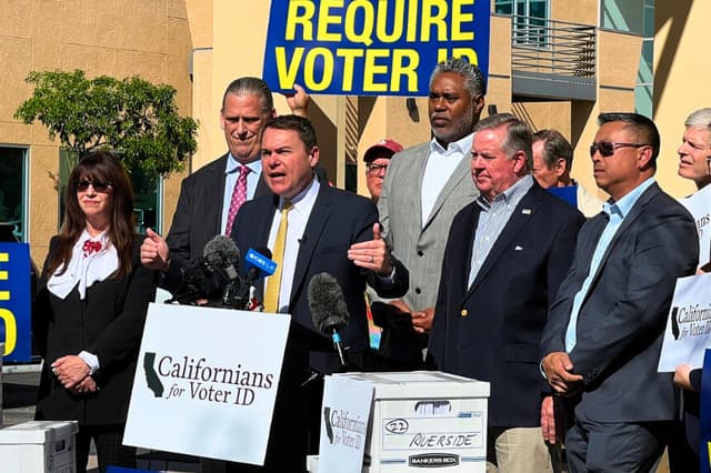 El asambleísta estatal de California Carl DeMaio, junto con Tafa Jefferson de Californians for Voter ID (R), el congresista Ken Calvert (extremo R) y el senador estatal Tony Strickland (L), apoyan una iniciativa estatal de identificación de votantes en la oficina del Registro de Votantes del condado de Riverside en Riverside, California. (Brad Jones/The Epoch Times).