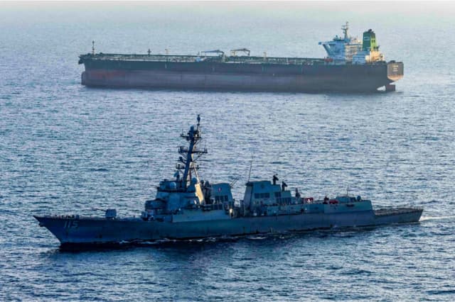 Buques en el estrecho de Ormuz el 26 de abril de 2026. (Armada de los Estados Unidos vía Getty Images).