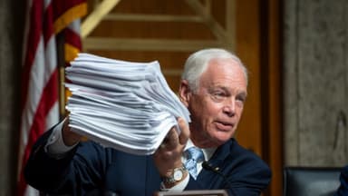 Senador Johnson solicita entrevistas con Fauci y exfuncionarios de la FDA sobre vacunas COVID-19