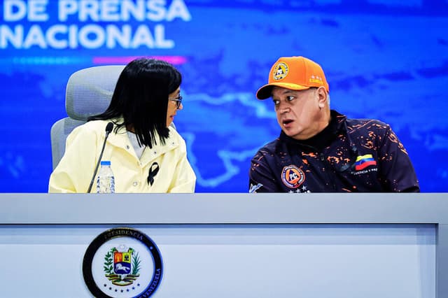 Delcy Rodríguez, presidenta interina de Venezuela, conversa con Diosdado Cabello, ministro del Interior, durante una conferencia de prensa. (Jesús Vargas/Getty Images)